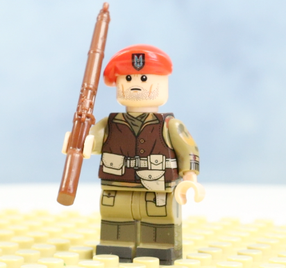 British pack number 2 - three toy soldiers of the WW2 period