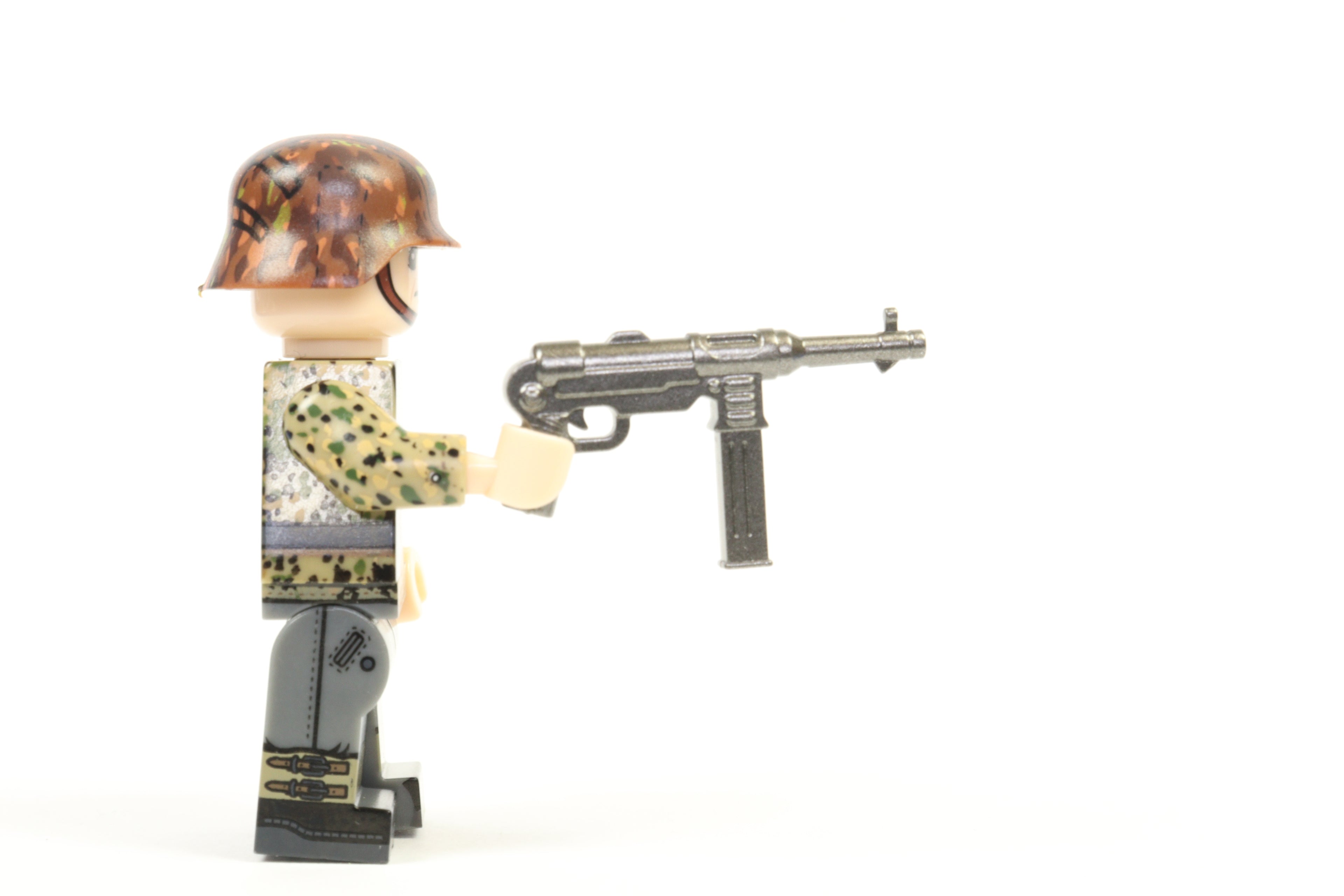 WW2 set of 4 German pea Dot camo toy soldiers