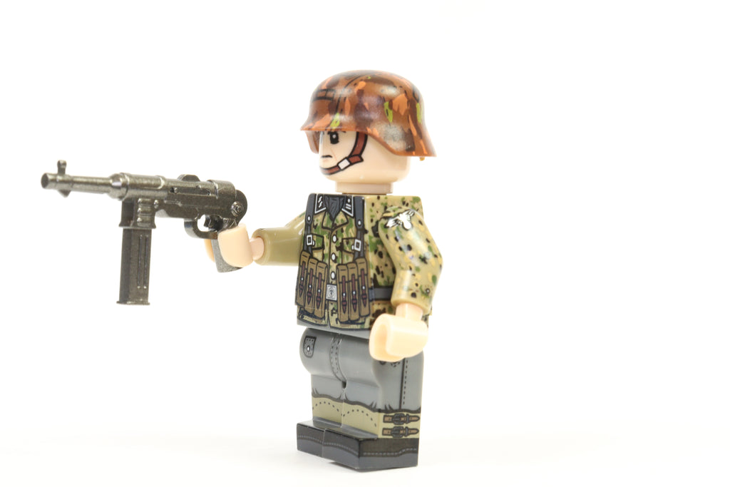 WW2 set of 4 German pea Dot camo toy soldiers