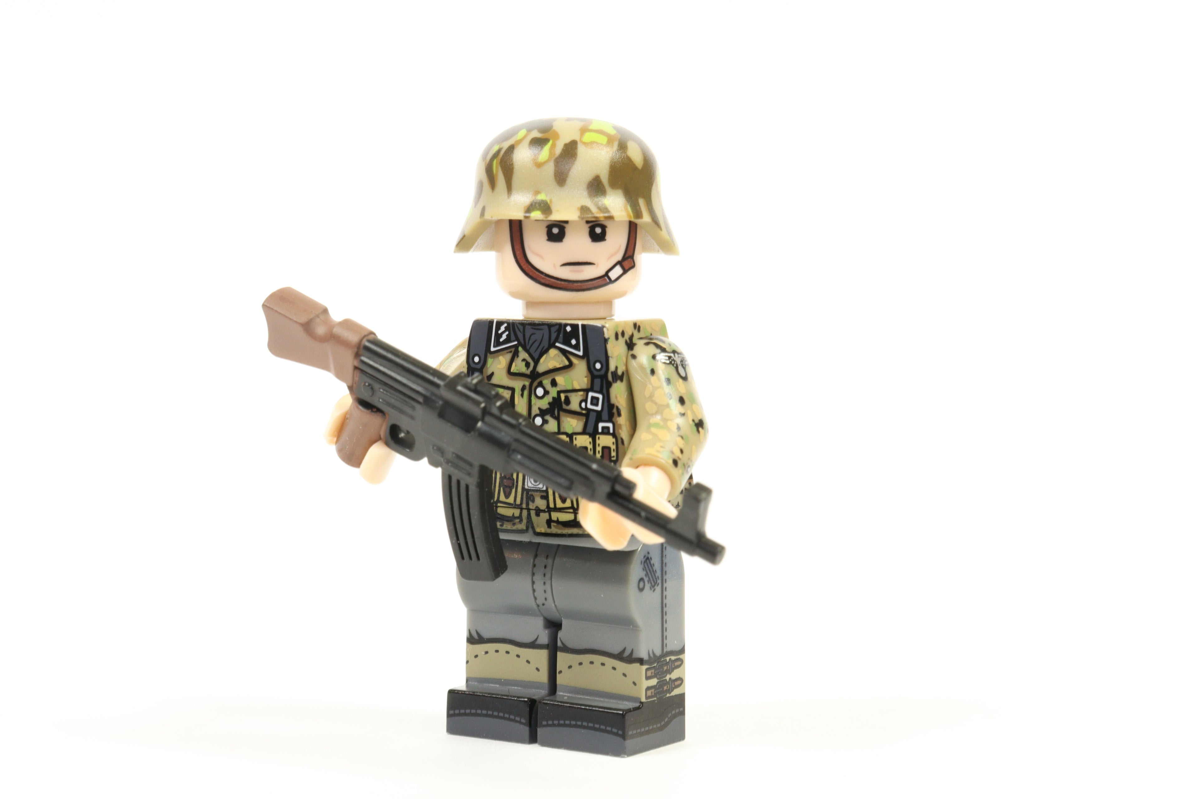 WW2 set of 4 German pea Dot camo toy soldiers