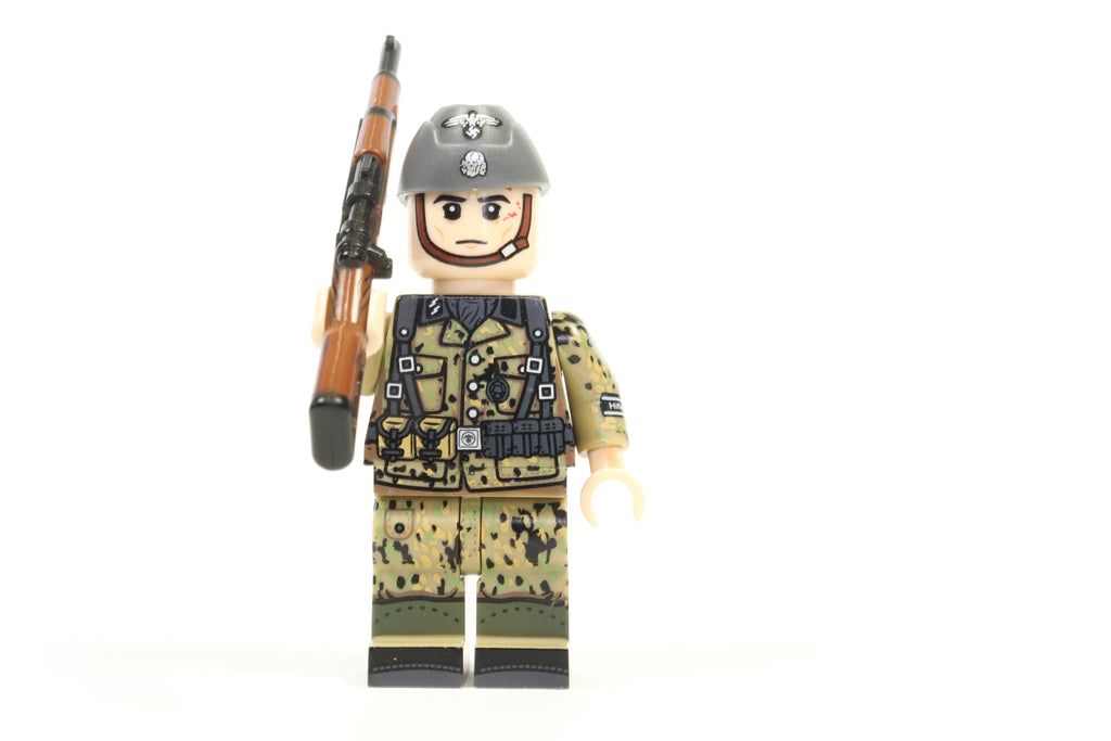 WW2 set of 4 German pea Dot camo toy soldiers