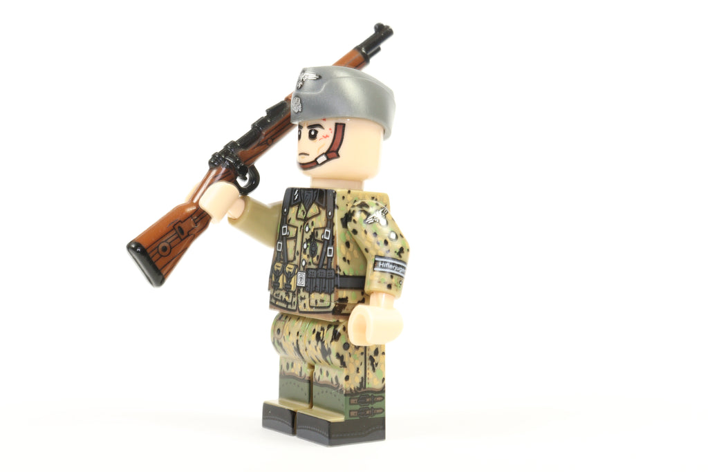 WW2 set of 4 German pea Dot camo toy soldiers