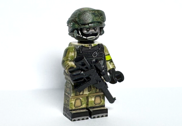Russian Modern War Special Forces Soldier (Helmet and Weapon Included)