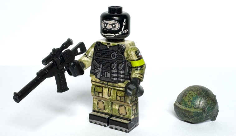 Russian Modern War Special Forces Soldier (Helmet and Weapon Included)