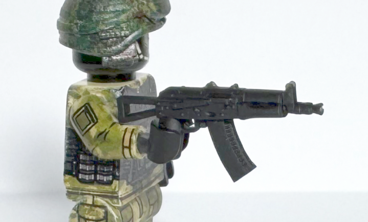 A shortened assault rifle for LEGO minifigures