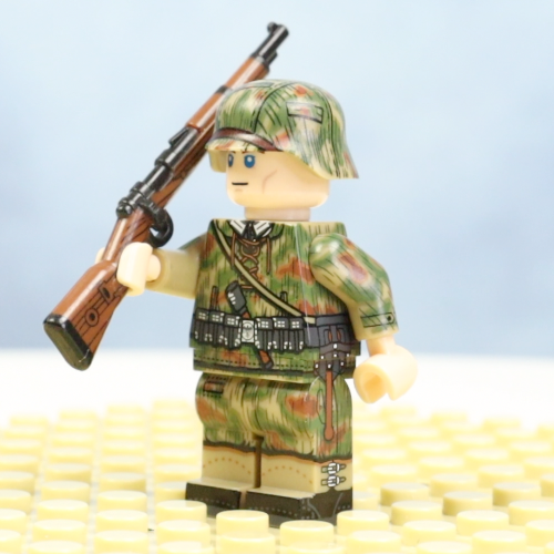WW2 German set of 4 soldiers in splinter camo