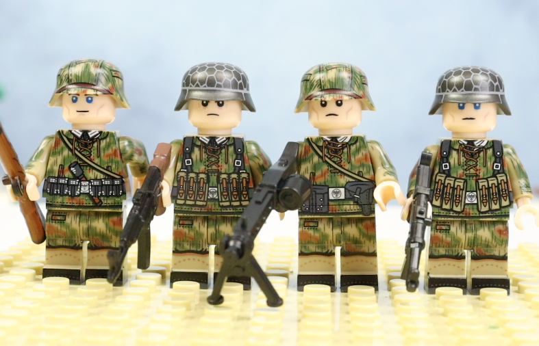 WW2 German set of 4 soldiers in splinter camo