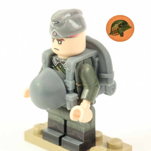 German Field Pack with Bedroll and Mess Tin - Variant 5 | Toy Accessory